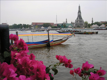 Cu barca pe Chao Phraya