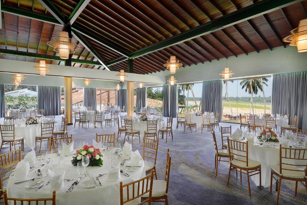 Hotel Avani Kalutara Resort & Spa